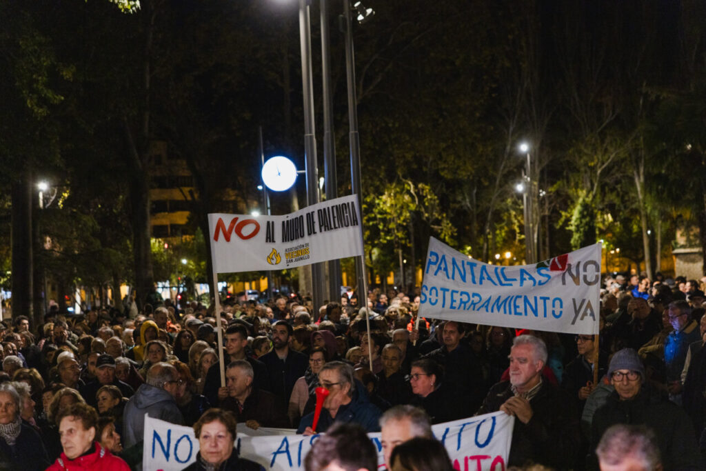 Concentración de personas en Palencia con pancartas contra el soterramiento