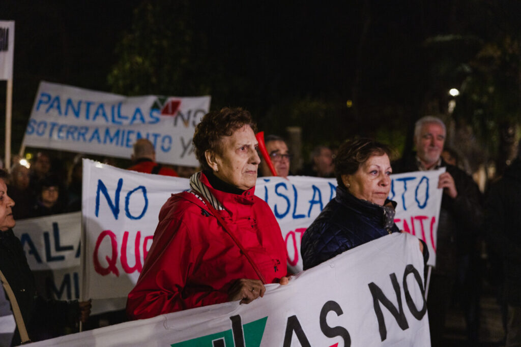 Personas en manifestación sosteniendo pancartas en Palencia