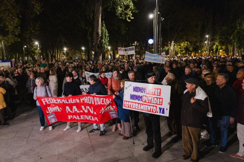 Concentración en Palencia con pancartas sobre soterramiento de vías