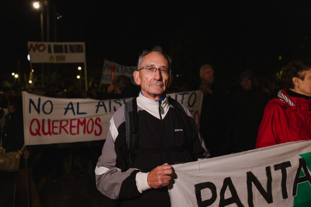 Hombre sosteniendo una pancarta en la manifestación en Palencia
