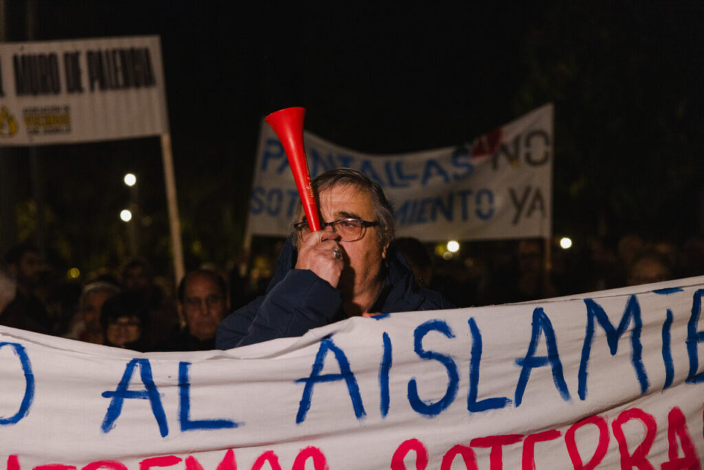 Hombre con megáfono en manifestación por el soterramiento en Palencia