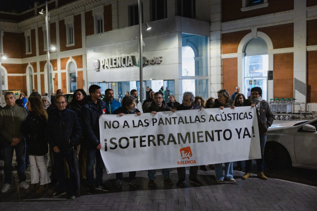 Manifestación en Palencia contra las pantallas acústicas y a favor del soterramiento