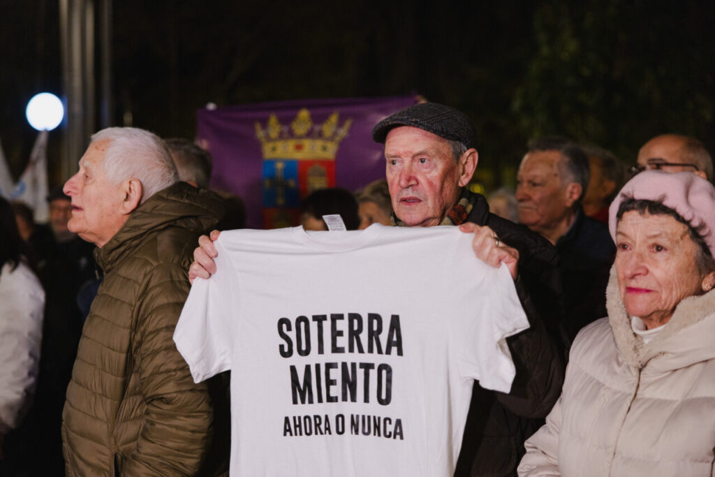 Personas en manifestación sosteniendo pancarta sobre soterramiento en Palencia.