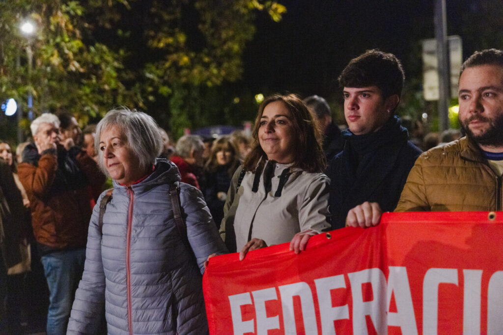 Grupo de personas en manifestación por el soterramiento en Palencia