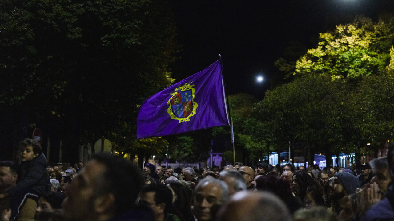 Concentración en Palencia con bandera en protesta por el soterramiento