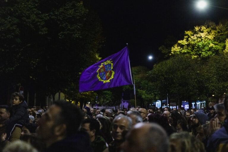 Concentración en Palencia con bandera en protesta por el soterramiento