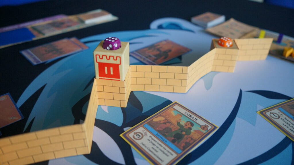 Mesa de juego con cartas y torre en el juego Bandas Doradas