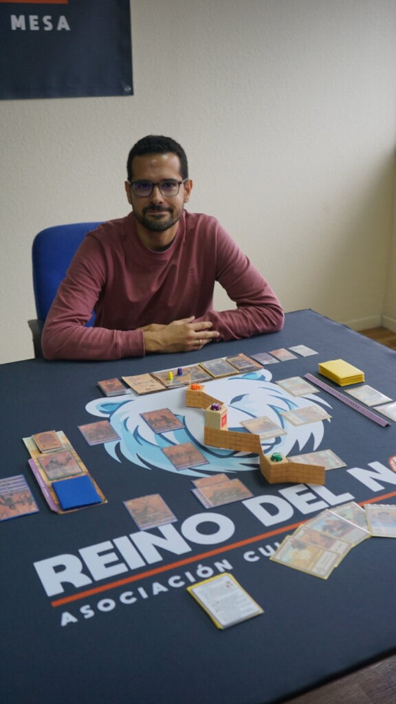 Víctor Calzada presentando el juego Bandas Doradas en una mesa