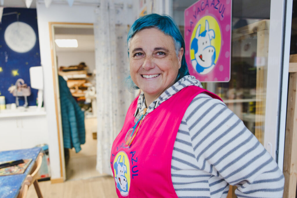 Asun Fernández sonriente en su taller de cuero en Palencia