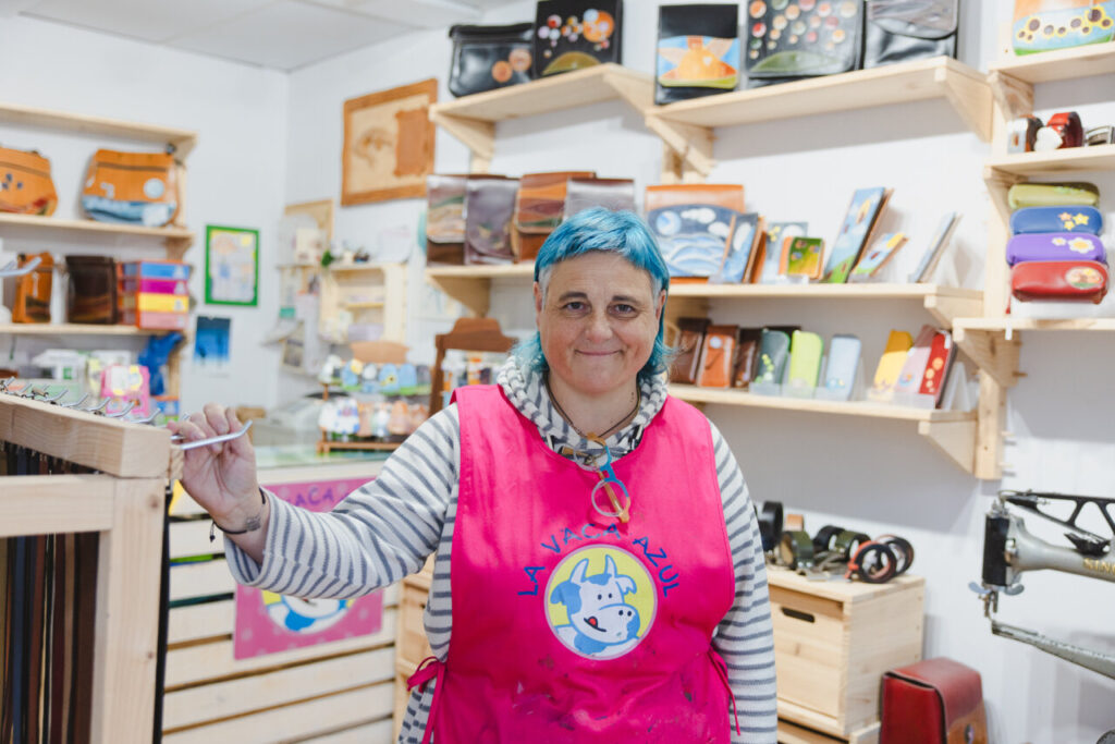 Asun Fernández en su taller de cuero con productos artesanales
