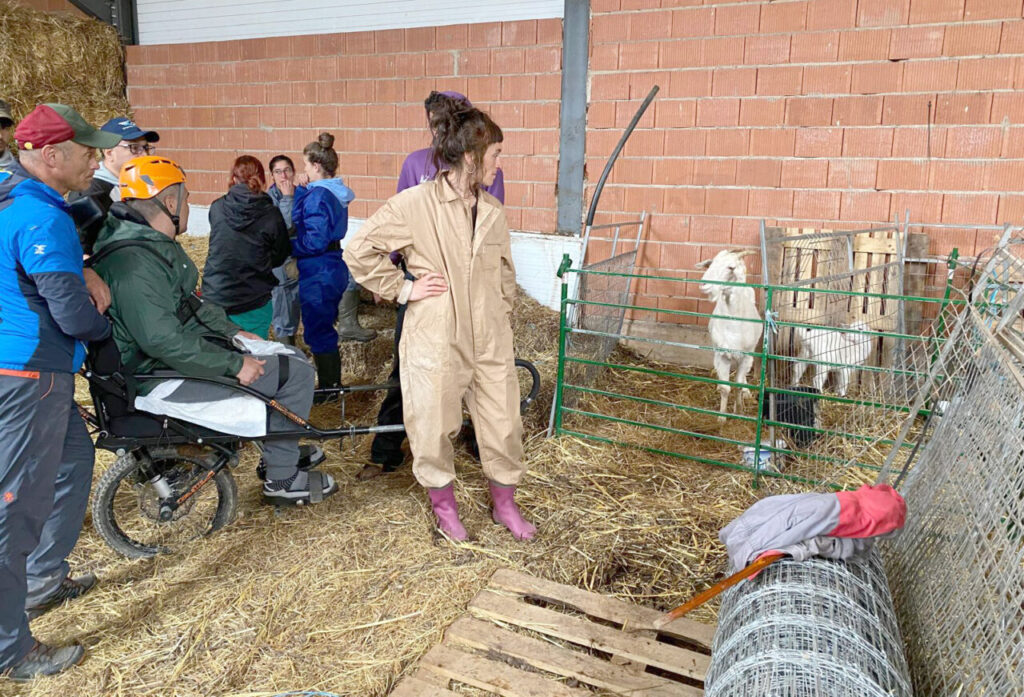 Grupo de personas en la Escuela de Pastores en Brañosera