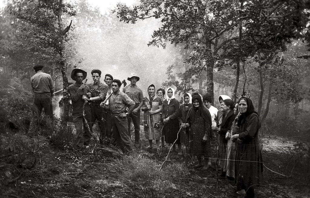 Grupo de personas en la Montaña Palentina en una fotografía histórica.