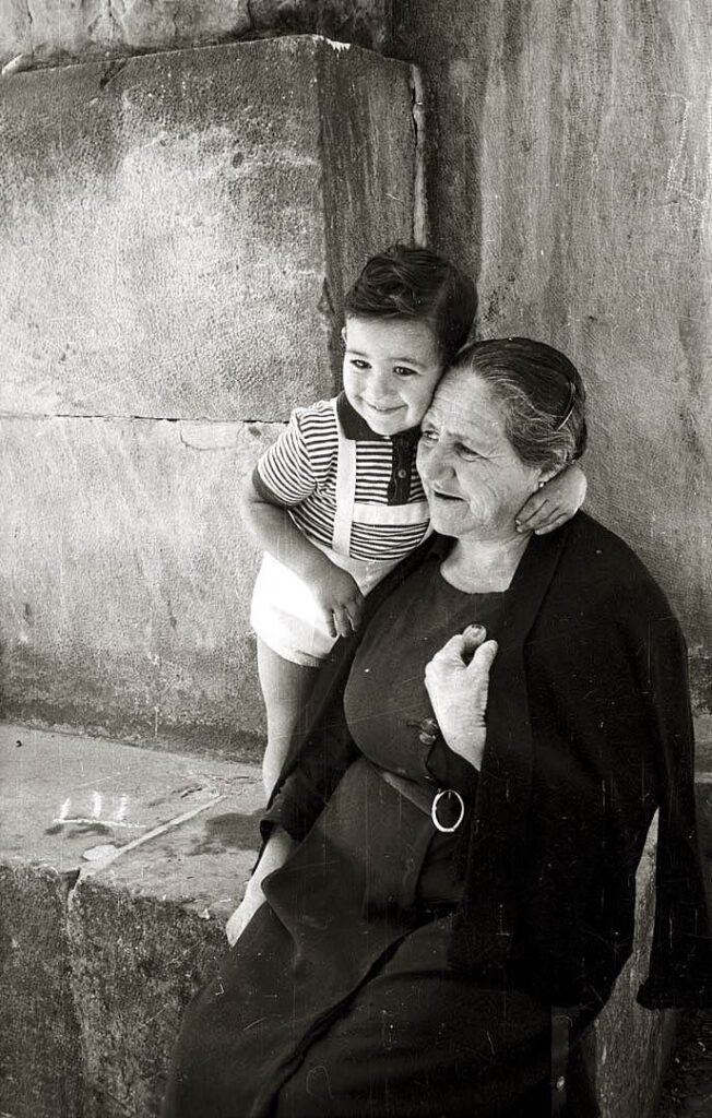 Retrato de una mujer mayor con un niño en la Montaña Palentina