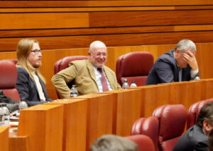 Tres procuradores en el debate sobre presupuestos en las Cortes de Castilla y León