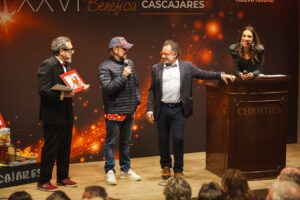 Presentadores en la subasta benéfica de capones de Cascajares