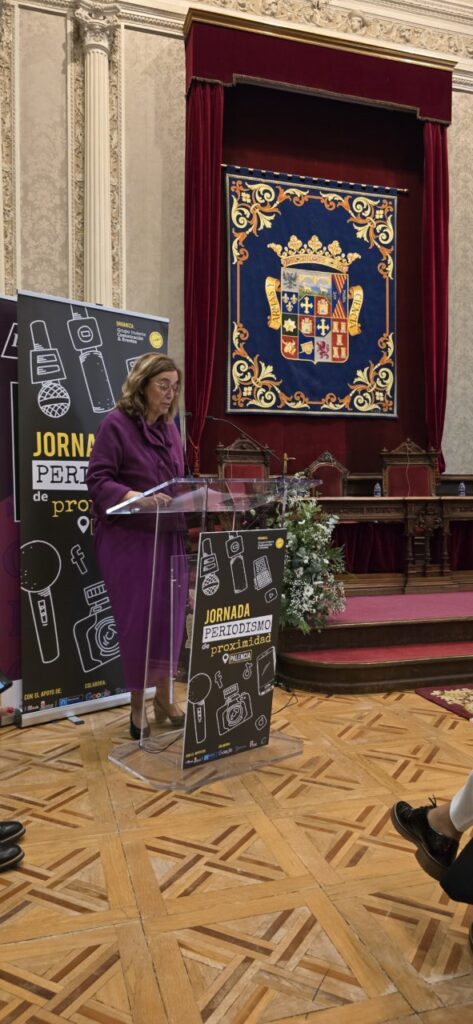 Persona hablando en un evento sobre periodismo en Palencia