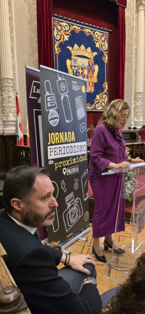 Persona hablando en un evento sobre periodismo en Palencia