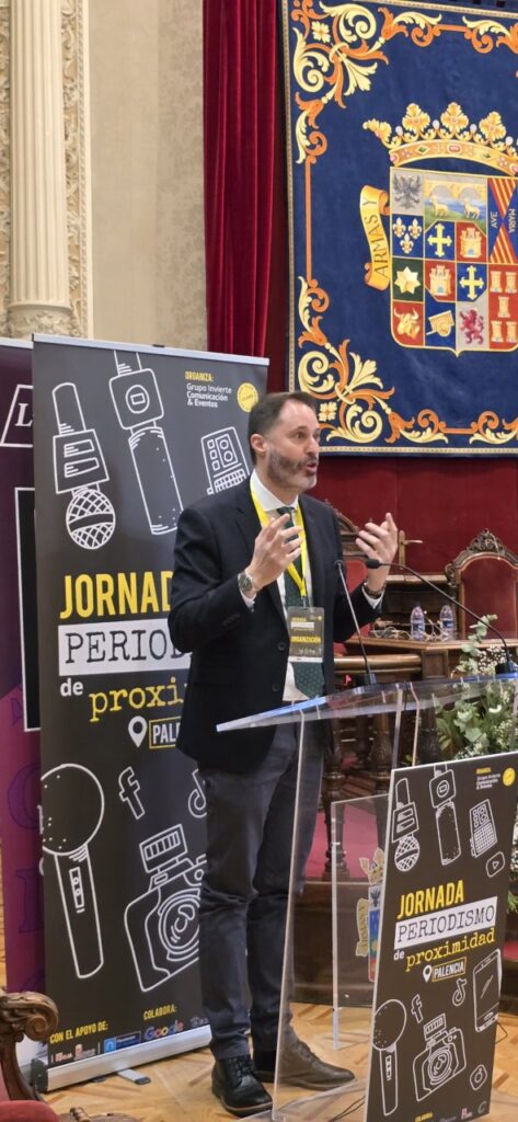 Ponente hablando en la Jornada de Periodismo de Proximidad en Palencia