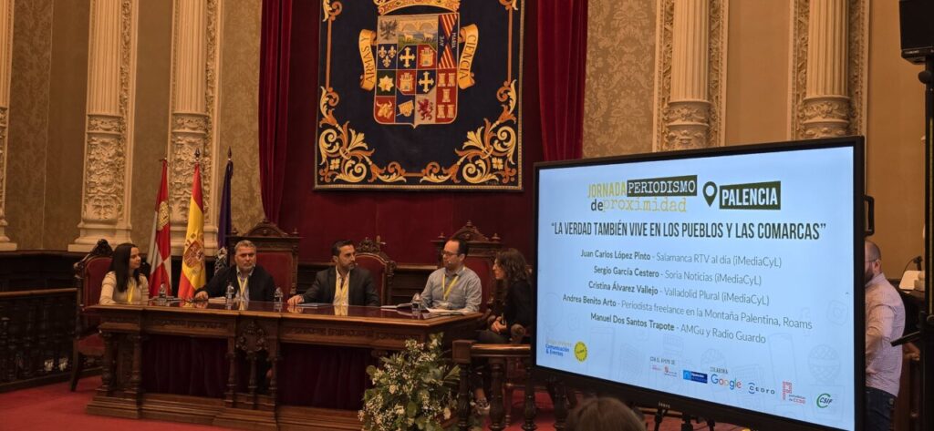 Panel de discusión sobre periodismo en Palencia con varios ponentes.