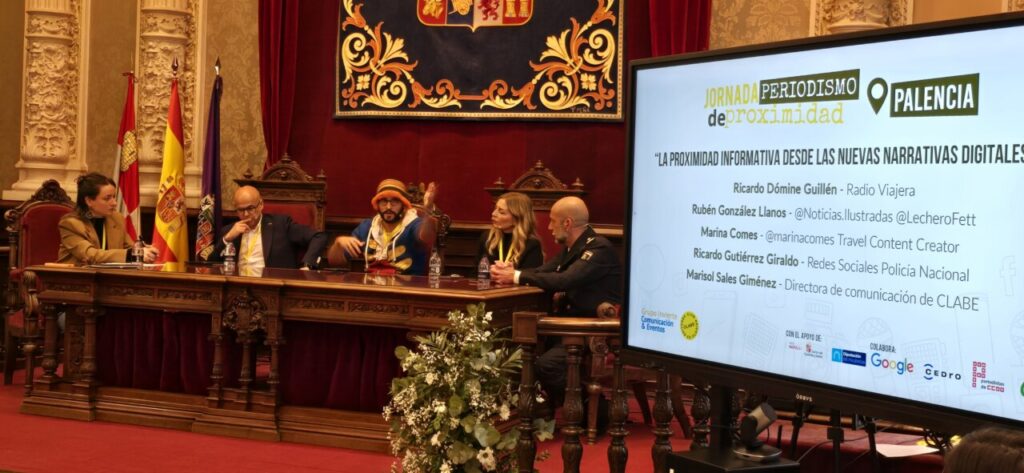 Panel de discusión sobre periodismo en Palencia con varios ponentes