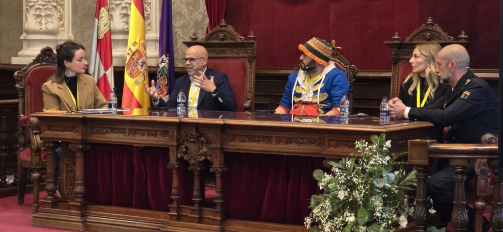 Panel de discusión sobre periodismo local en Palencia con varios ponentes.