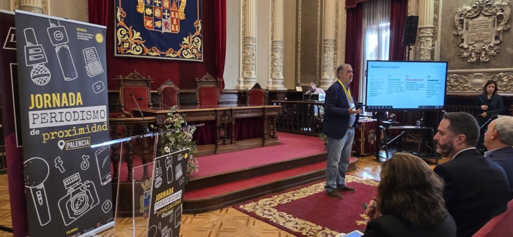 Ponente presentando en la Jornada de Periodismo de Proximidad en Palencia