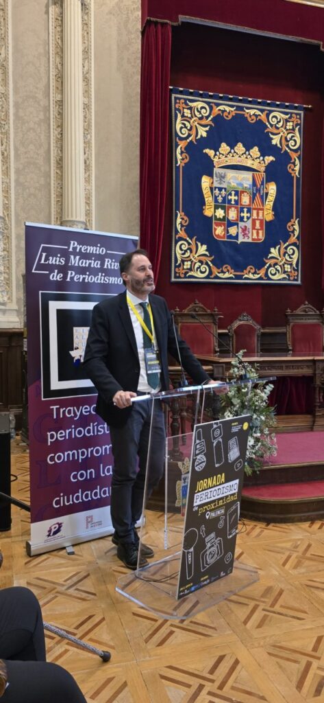 Persona hablando en un evento sobre periodismo en Palencia.