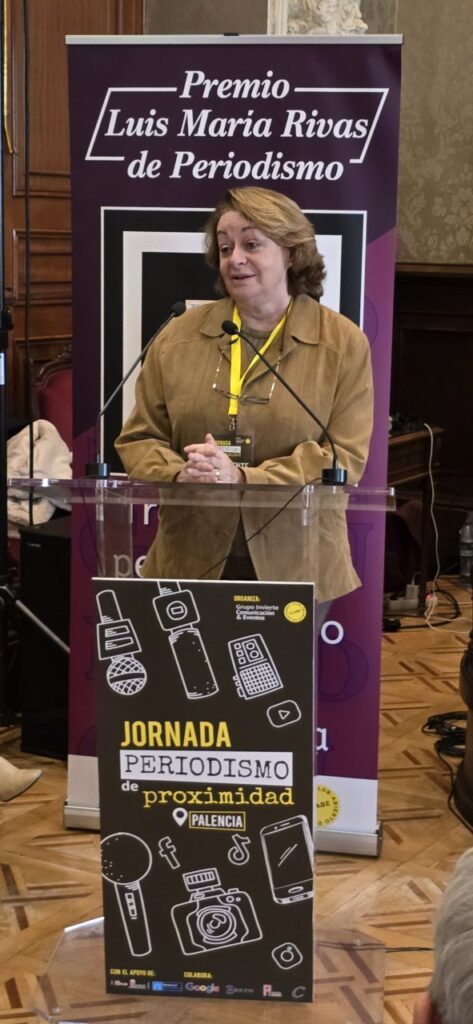 Mujer hablando en evento sobre periodismo en Palencia