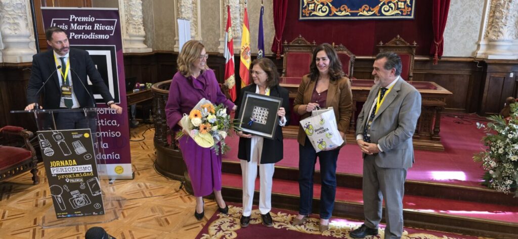 Entrega del Premio Luis María Rivas durante la jornada de periodismo en Palencia.