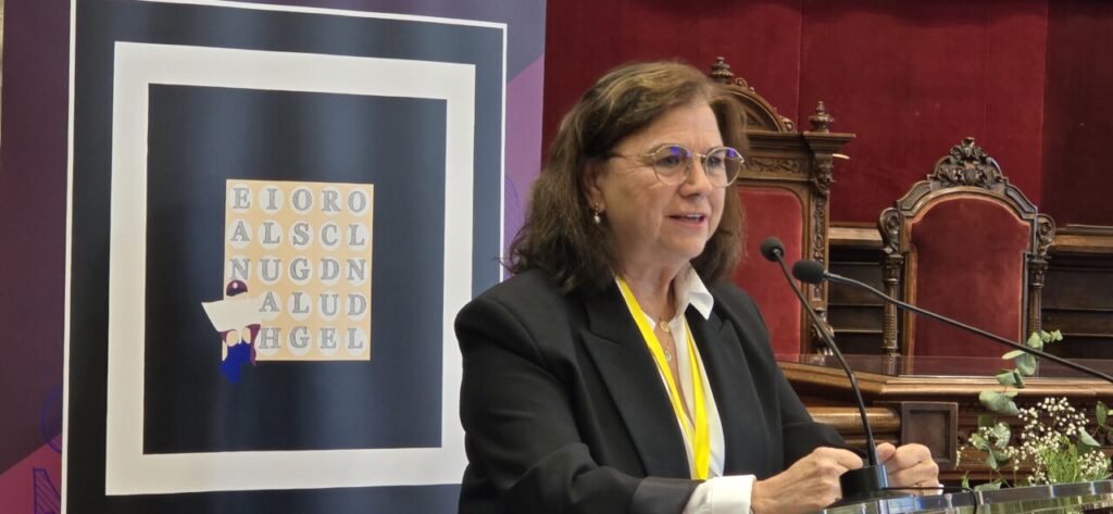 Mujer hablando en un evento sobre periodismo local en Palencia
