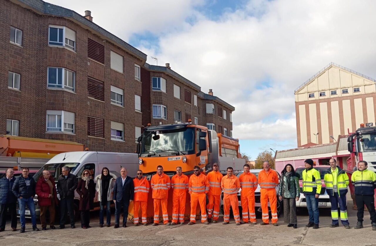 Equipo de vialidad invernal en Palencia con maquinaria y profesionales