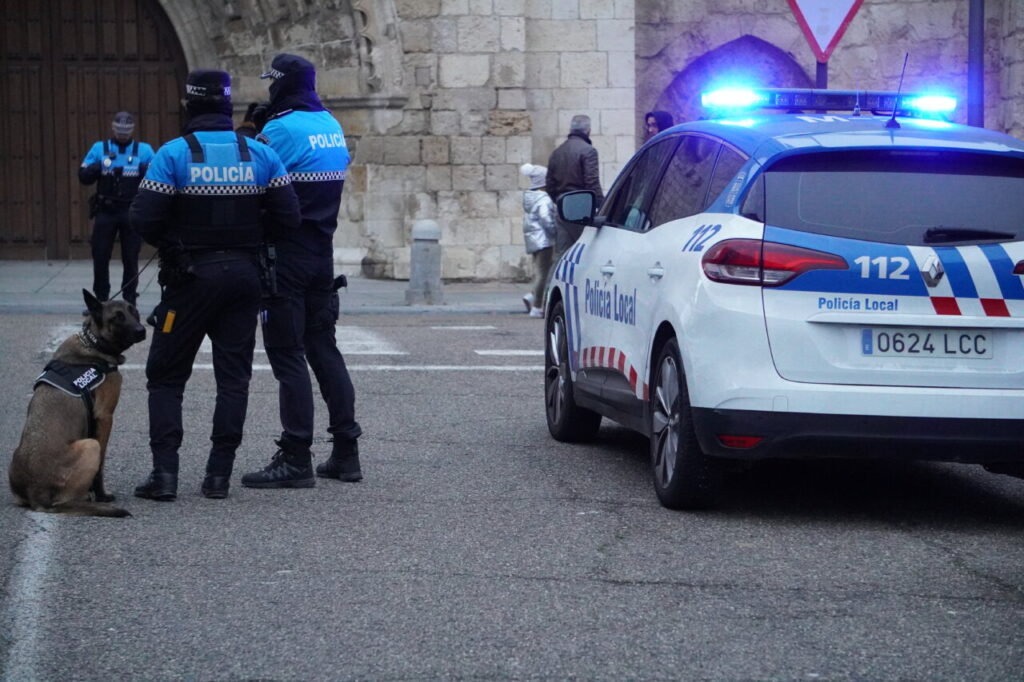 Policías locales en Palencia con perro y coche patrulla