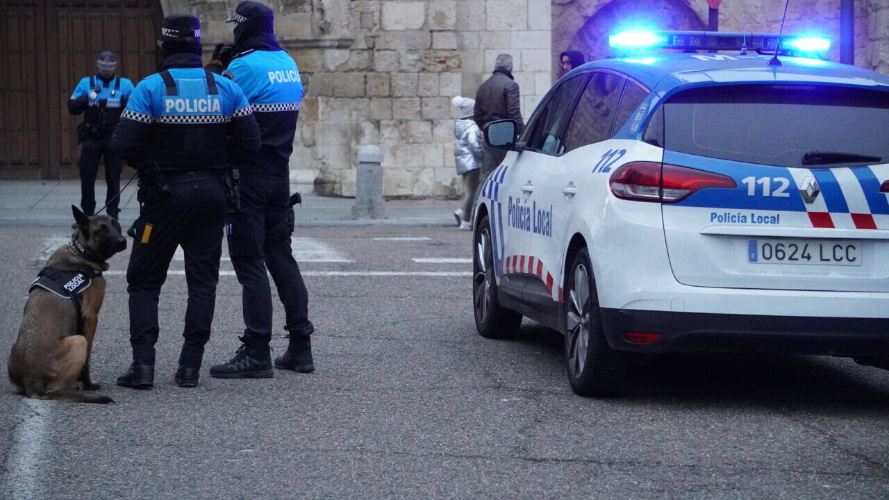 Policías locales en Palencia con perro y coche patrulla