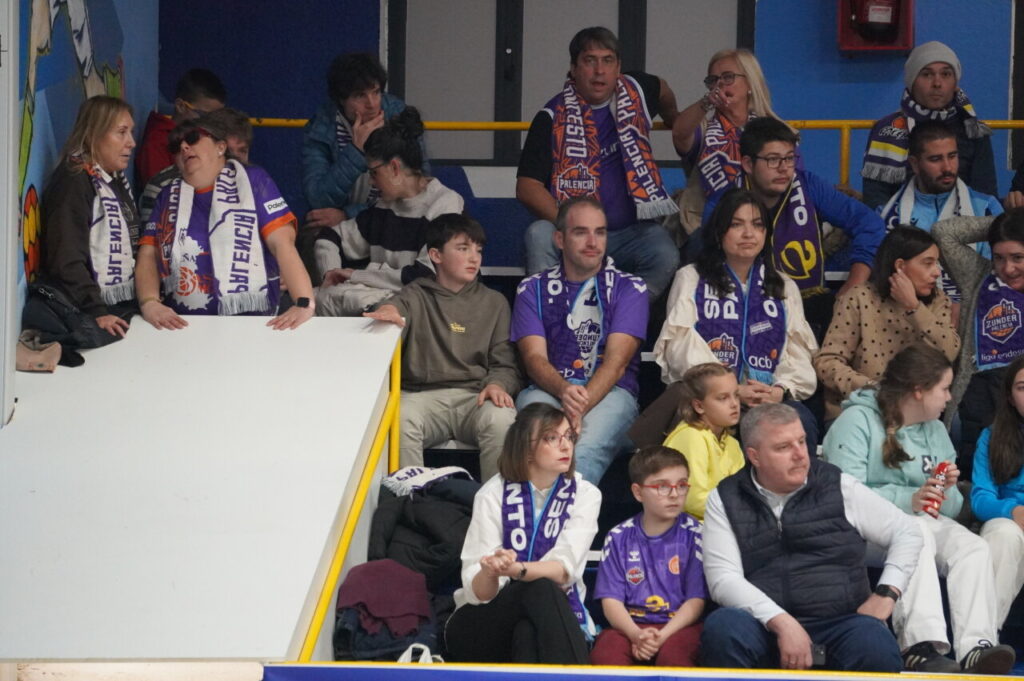 Aficionados del Palencia animando en un partido de baloncesto