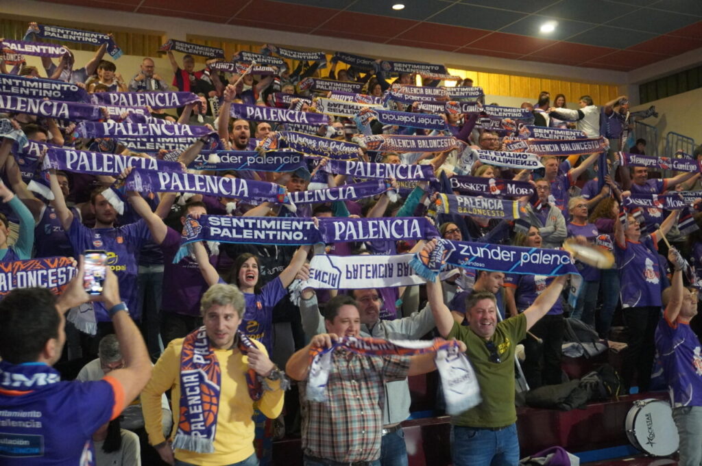 Afición del Palencia en el partido. / Óscar Herrero