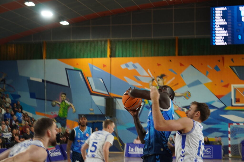 Jugadores de baloncesto compitiendo en un partido en Palencia.