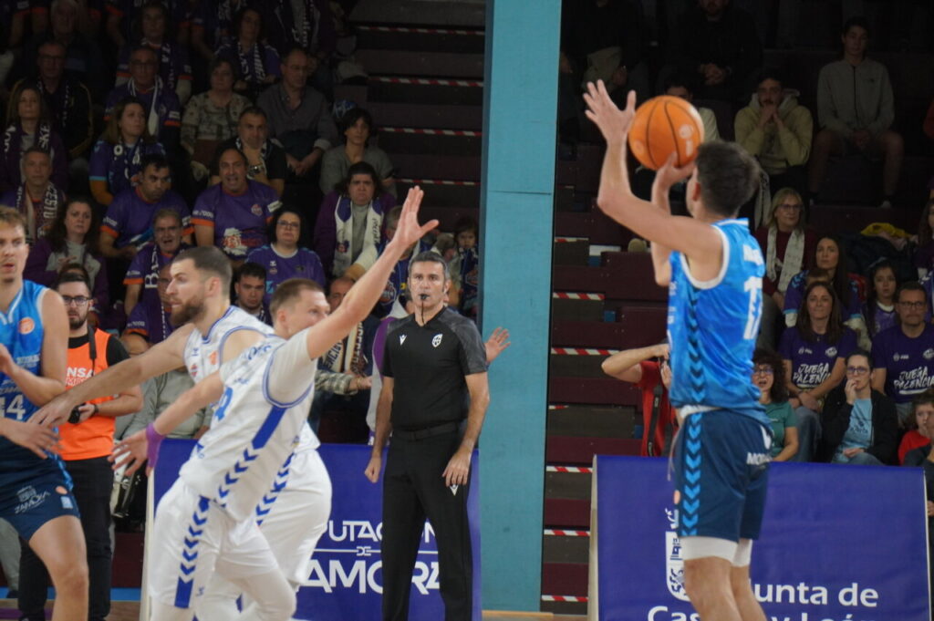 Jugadores de baloncesto en un partido entre Zamora y Palencia.