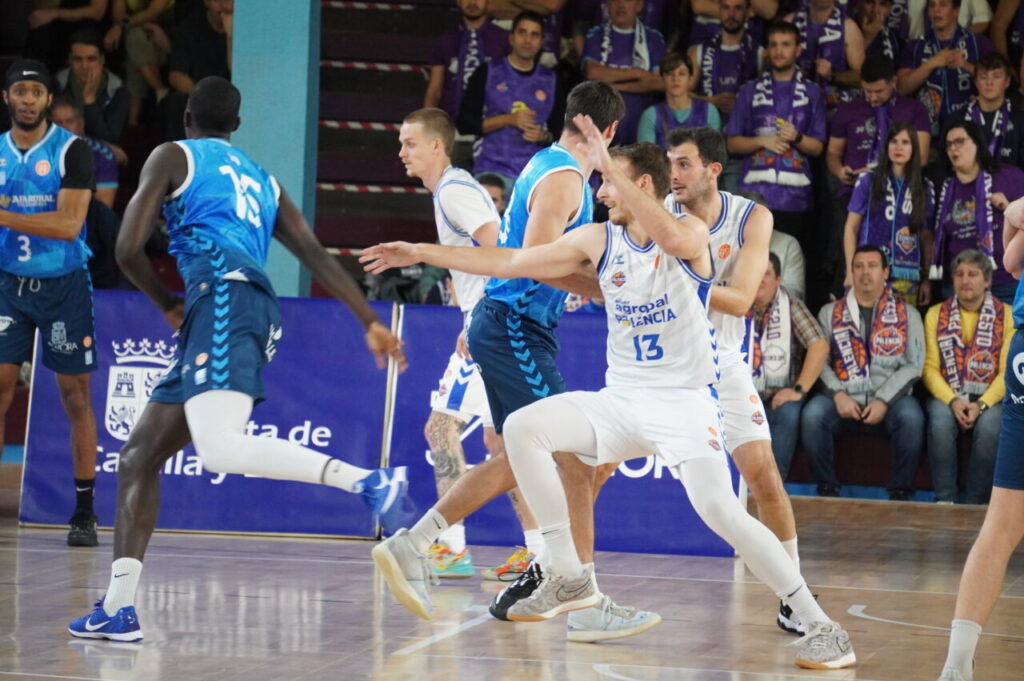 Jugadores de baloncesto en acción durante un partido entre Palencia y Zamora.
