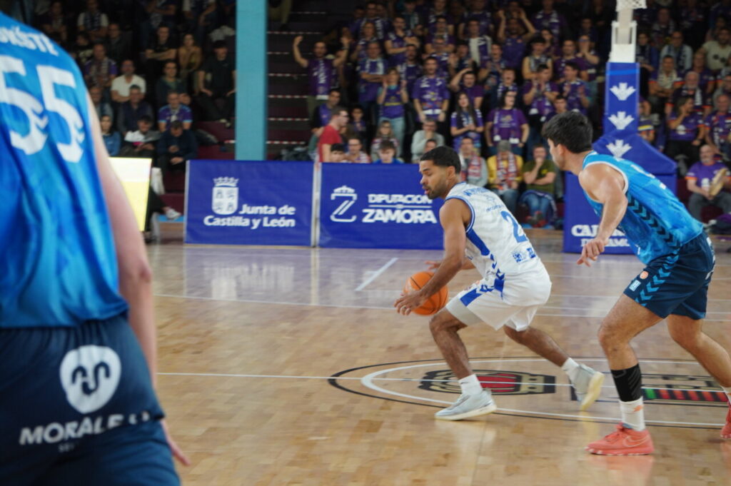Jugadores de baloncesto en un partido entre Zamora y Palencia.