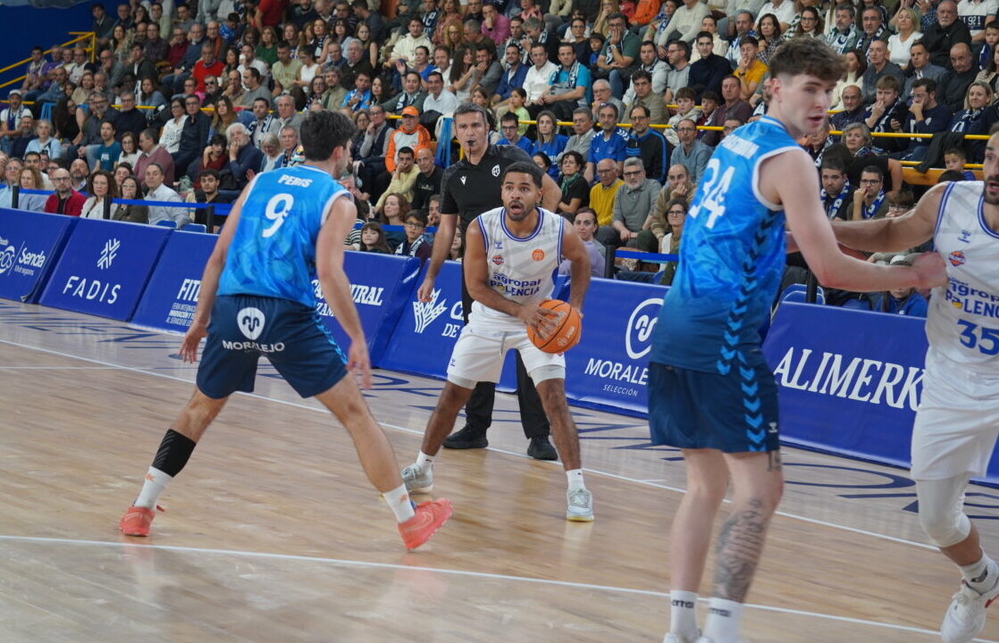 Jugadores de baloncesto en un partido entre Zamora y Palencia