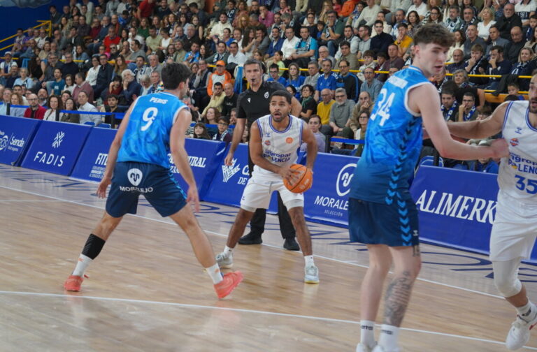 Jugadores de baloncesto en un partido entre Zamora y Palencia