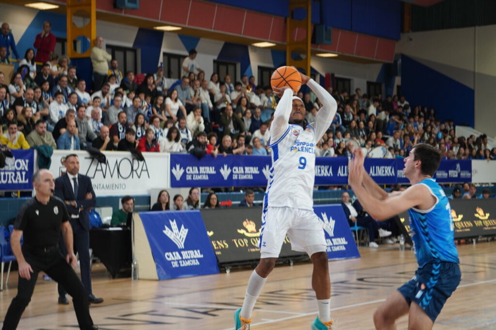 Jugador del Palencia lanzando a canasta durante un partido de baloncesto