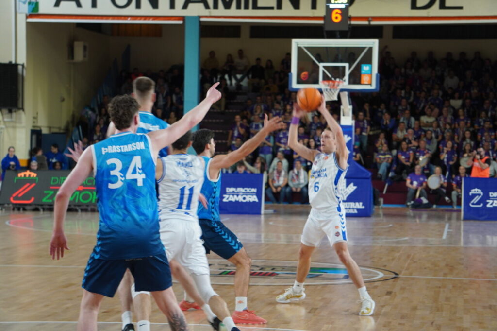 Jugadores de baloncesto en acción durante un partido entre Zamora y Palencia.