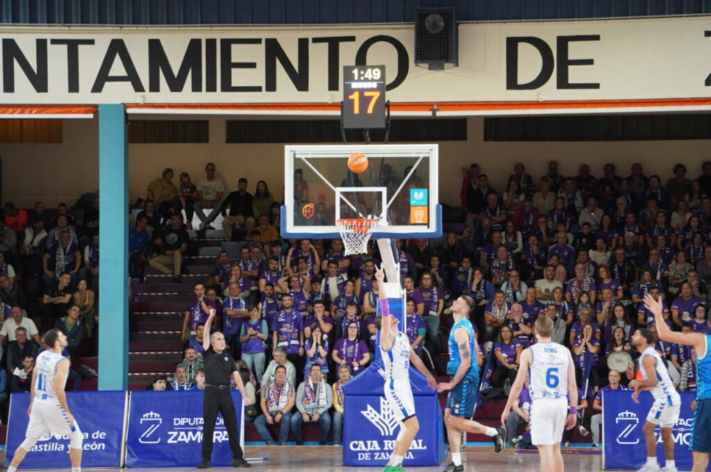 Jugadores de baloncesto en acción durante un partido en Zamora.