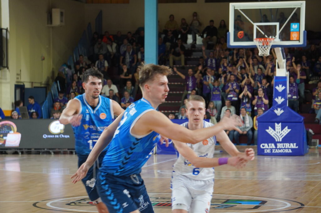 Jugadores de baloncesto en acción durante un partido en Zamora.