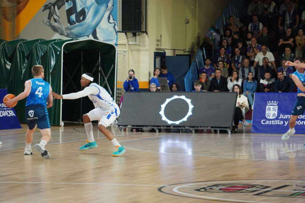 Jugadores de baloncesto en acción durante un partido entre Zamora y Palencia.