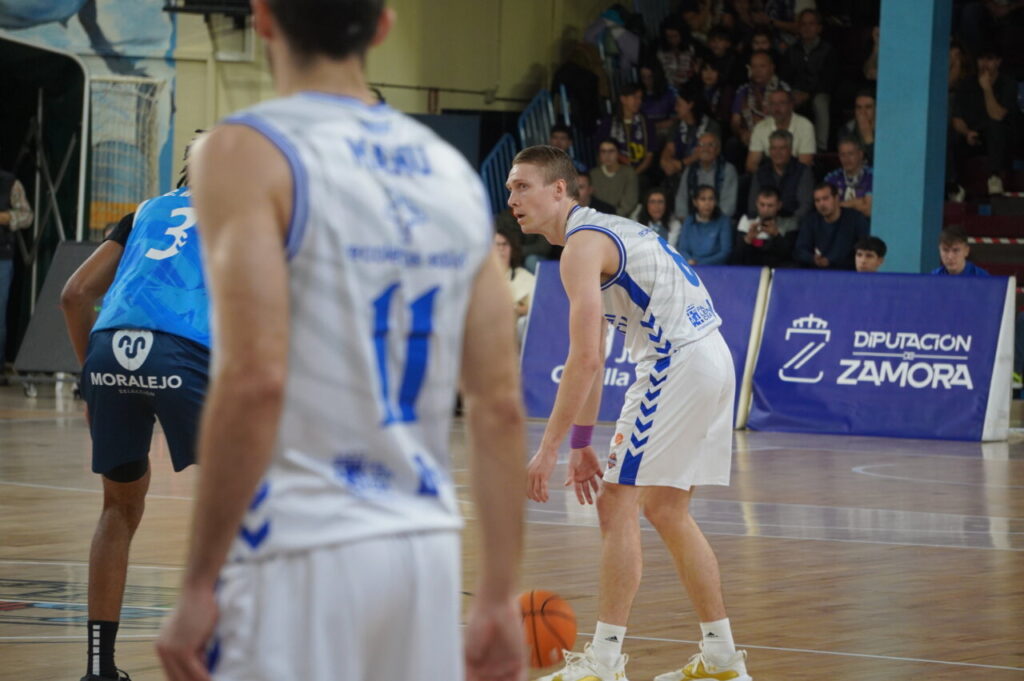 Jugadores de baloncesto en acción durante un partido en Zamora.