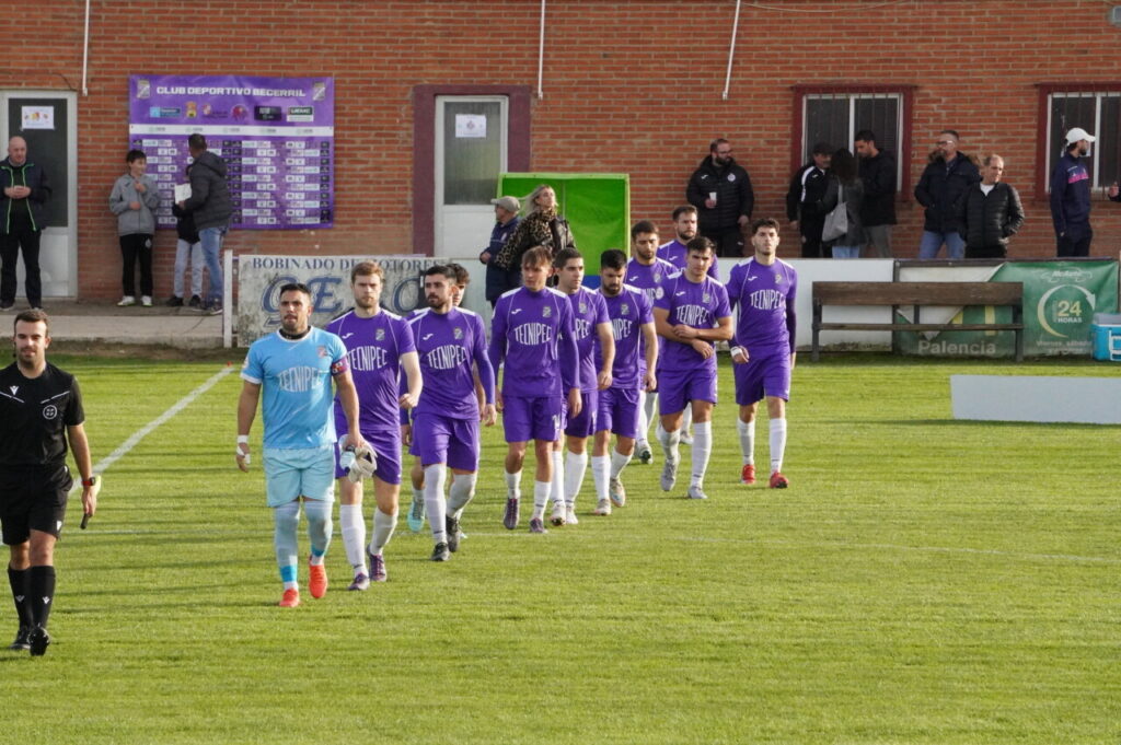 Jugadores del CD Becerril en el campo durante un partido de fútbol
