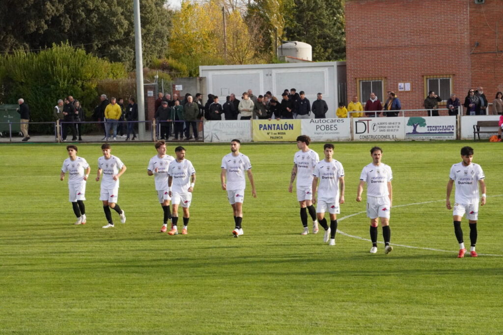 Jugadores del CD Becerril en el campo durante un partido de fútbol