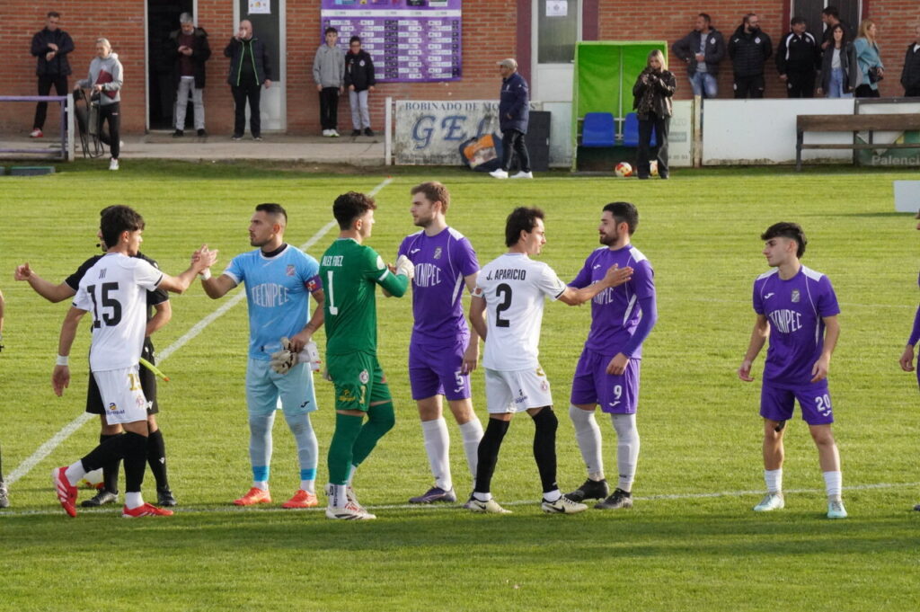 Jugadores del Becerril y Palencia Cristo Atlético saludándose tras el partido